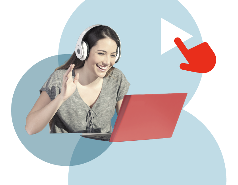 Teaserbild zum Web-Seminar: Junger Frau sitzt mit Headset am Laptop und lächelt, rote Hand klickt auf Play-Button